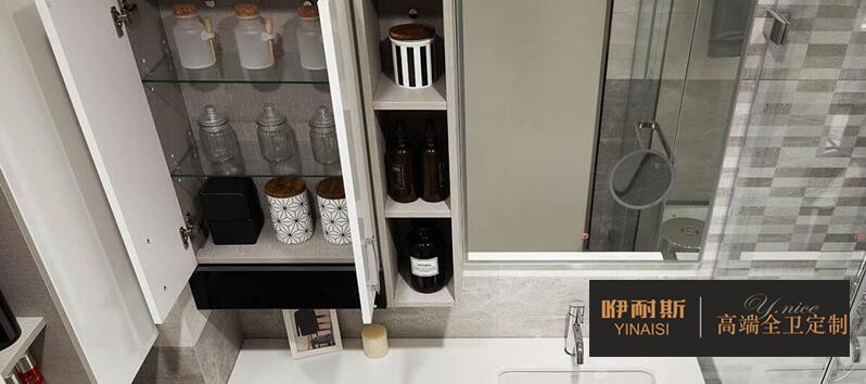 挂墙式浴室柜设计,精致的雕刻增添了优雅和魅力。两个开放式货架解决“必备品”清单上的任何产品,存放和拿取都方便。 挂墙式浴室柜设计,精致的雕刻增添了优雅和魅力。两个开放式货架解决“必备品”清单上的任何产品,存放和拿取都方便。
