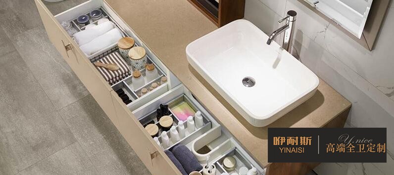 挂墙式浴室柜半开放设计,储物空间强大;开放式货架是将日常用品变成装饰品的好方法,拿取便利,同时也丰富了卫生间的收纳。 挂墙式浴室柜半开放设计,储物空间强大;开放式货架是将日常用品变成装饰品的好方法,拿取便利,同时也丰富了卫生间的收纳。